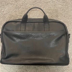 Kenneth Cole Reaction
Modern Dilemma - 15.6" Computer Portfolio R-Tech